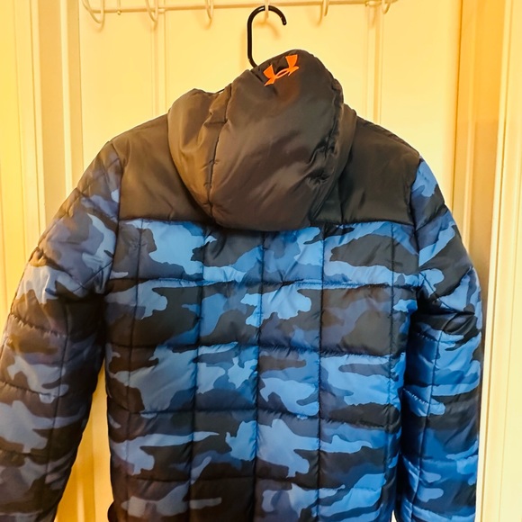 Under Armour Big Boys Magnus ColdGear® Puffer Camo-Print Hooded Jacket - Picture 5 of 7